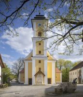 50_a_Die_ortsbildpraegende_Georgs-Kirche_in_Mitterfels_erstrahlt_nach_der_Renovierung_in_neuem_Glanz_-_hs_2022_04_28