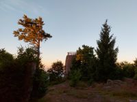 56_e_Die_1000er_an_der_Nordgrenze_des_Landkreises_-_Sonnenaufgang_am_Hirschenstein_1095_m_-_ft_2022_07_13