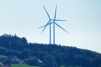 79_a_Auch_ein_Wahrzeichen_des_Landkreises_-_Wiesenfeldener_Windraeder_von_Brennberg_aus_gesehen_-_nn_2022_09_03