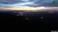82_Sonnenuntergang_am_WaldWipfelWeg_Maibrunn_-_Landkreisorte_in_Abendbeleuchtung_-_webcam_2022_11_08