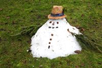 99_d_Nach_den_Eistagen_das_weihnachtliche_Tauwetter_-Schneemanns_Ende_-_nn_2022_12_23