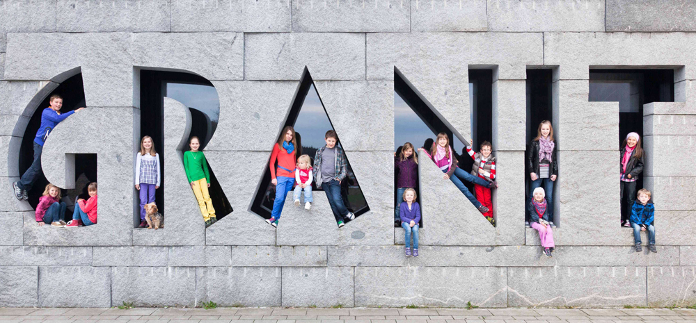 kinder in der granitschrift w