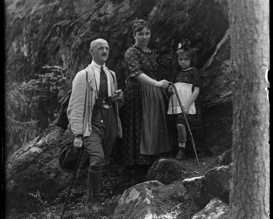 hausladen beamtenfamilie beim wandern