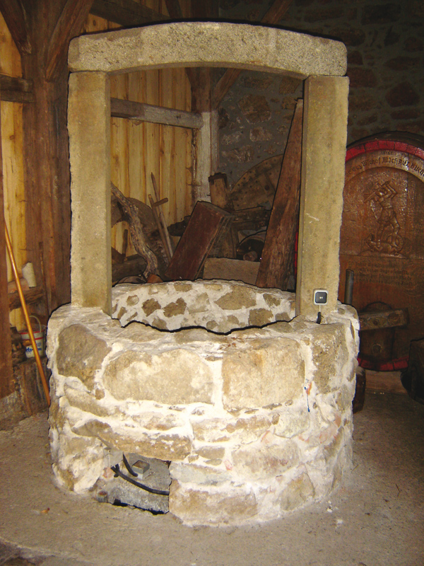 04 Burgen08 Brunnen im Stadel