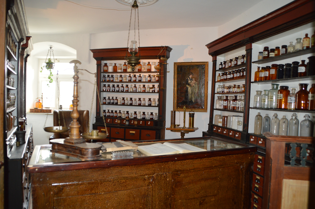 40 11 historische Einrichtung St georgs Apotheke Kopie