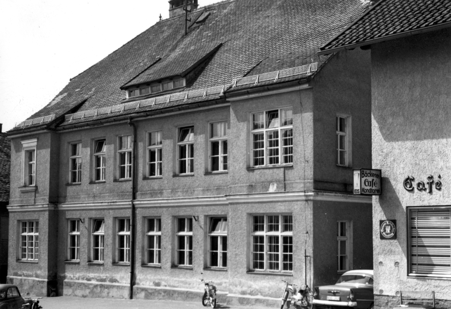 52 a Schulhaus von 1879 w