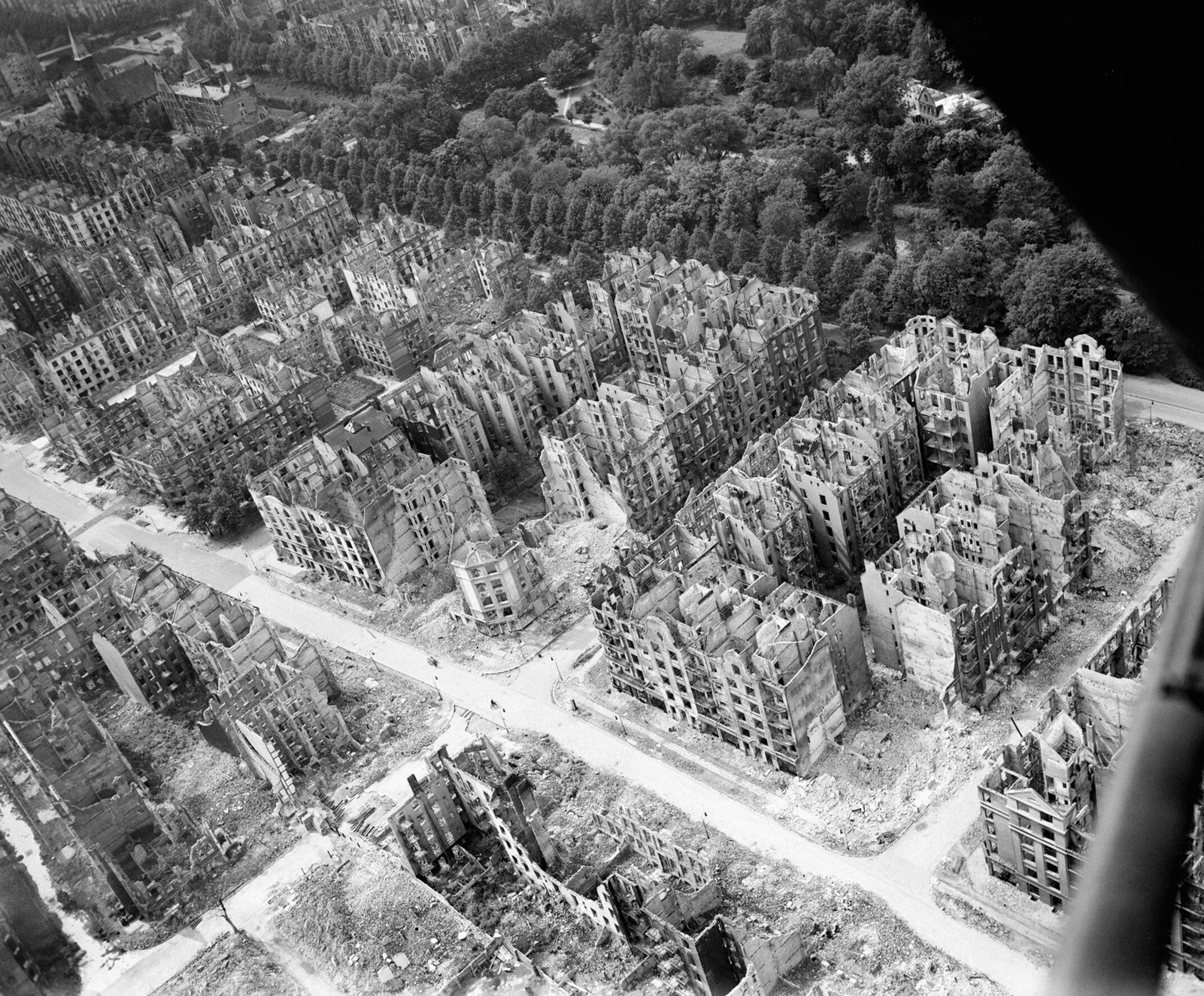 64 04 zerbombtes Hamburg w