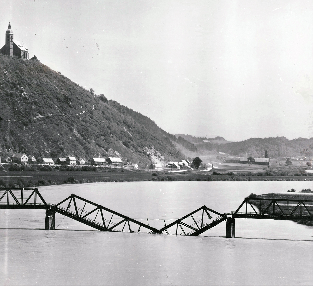 64 21 Zerstoerte Bruecke Bogen w
