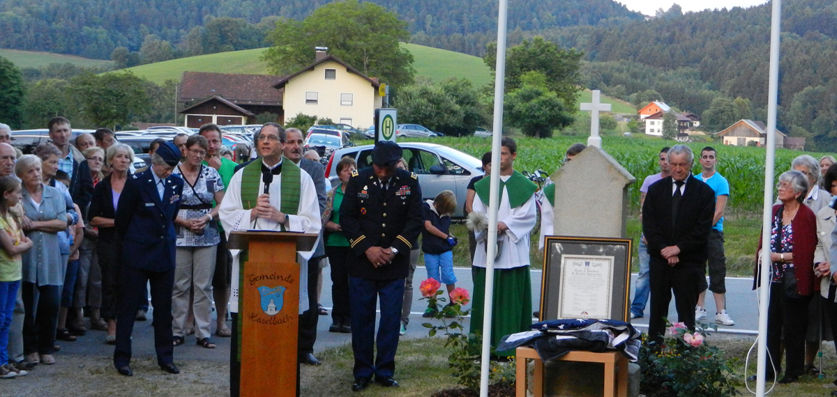 vor03 t04 b segnung des gedenksteins durch p dominik