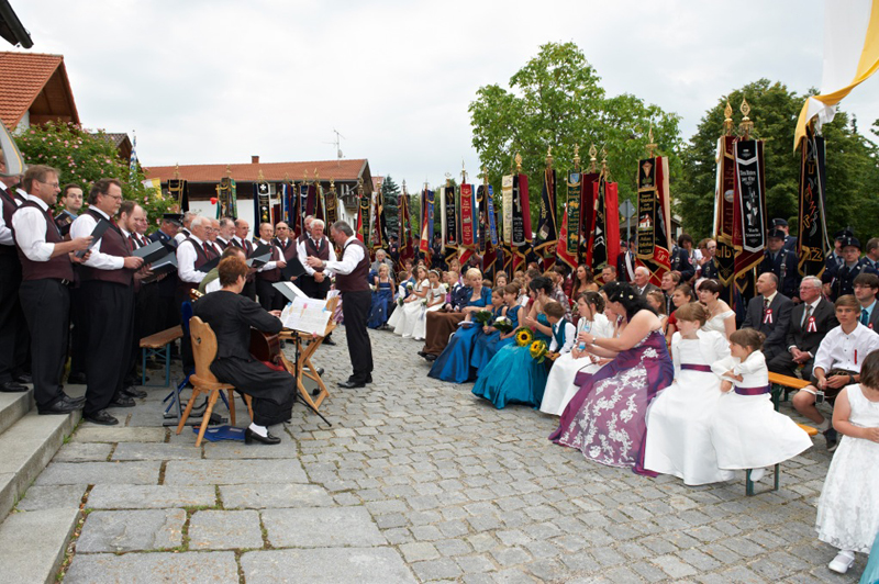 17_fahnenweihe_herrnfehlburg2012