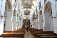 03_Die_dreischiffige_Basilika_mit_einer_romanischen_Uranlage_-_1215_geweiht