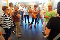 30_eine_interessante_Fuehrung_durchs_Museum_in_zwei_Gruppen
