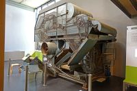 35_ein_Ungeheuer_von_Maschine_riss_die_Hopfendolden__von_den_lange_Pflanzen
