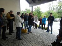 00_a_Die_Vorsitzende_des_AK_Heimatgeschichte_konnte_ueber_30_am_Marktensemble_Mitterfels_Interessierte_begruessen