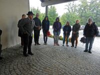 00_b_Trotz_stroemenden_Regens_konnte_Martin_Graf_noch_einmal_eine_ansehnliche_Gruppe_beim_zweiten_Spaziergang_begruessen