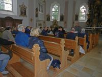06_c_Uebers_erste_richtige_Schulhaus_-_Station_6_-_berichtete_Martin_Graf_wegen_des_Regens_schon_in_der_Kirche