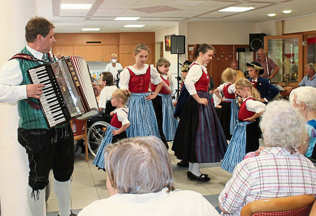 2022 07 02 Trachtenjugend beim Seniorenzentrum