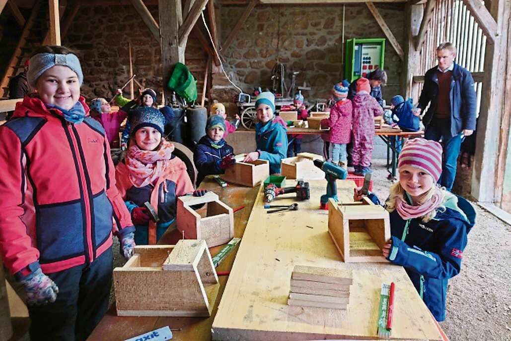 2023 04 03 Kinder bauen Nistkaesten