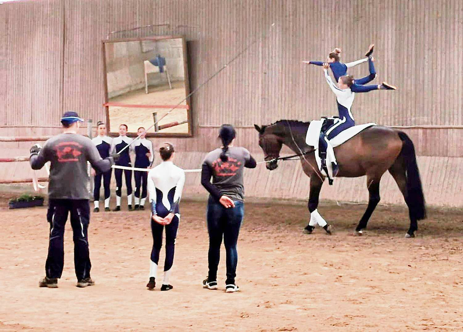 2023 04 29 Akrobatik auf Pferd