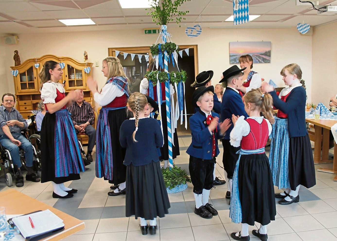 2023 05 06 JuTrachtengruppe im BRK Zentrum