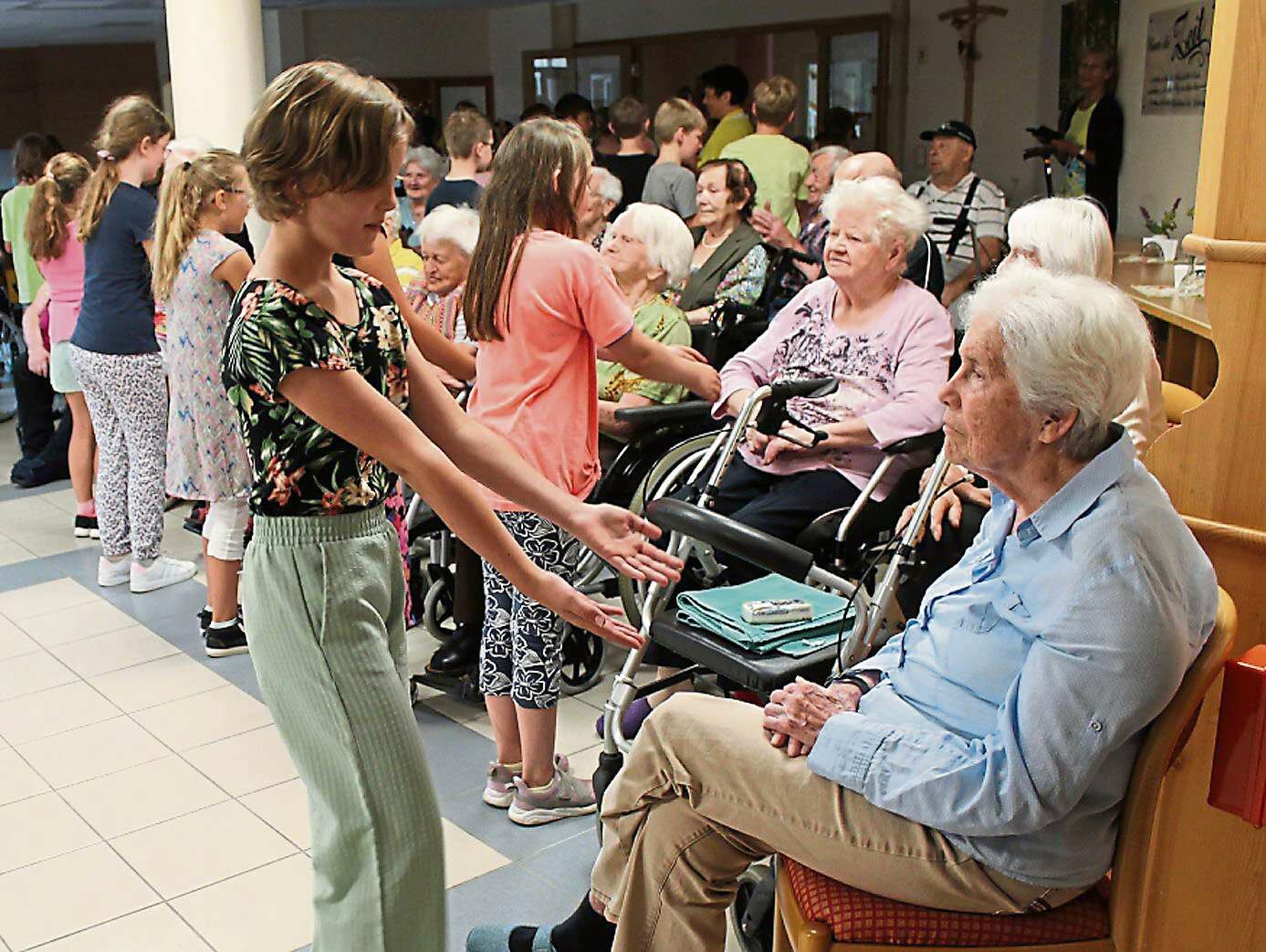 2023 07 08 Schulkinder fuer Senioren gesungen