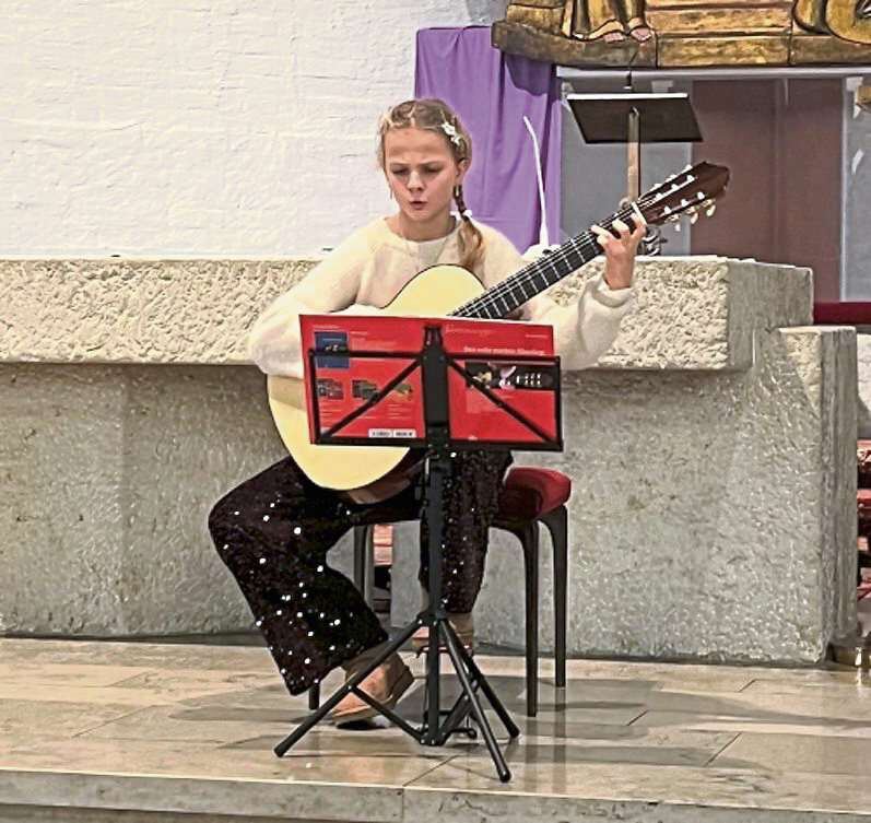 2025 12 19 Adventskonzert 3 Gitarristin