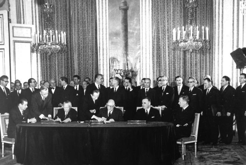 22 01 bundesarchiv b 145 bild-p106816 paris unterzeichnung elyse-vertrag
