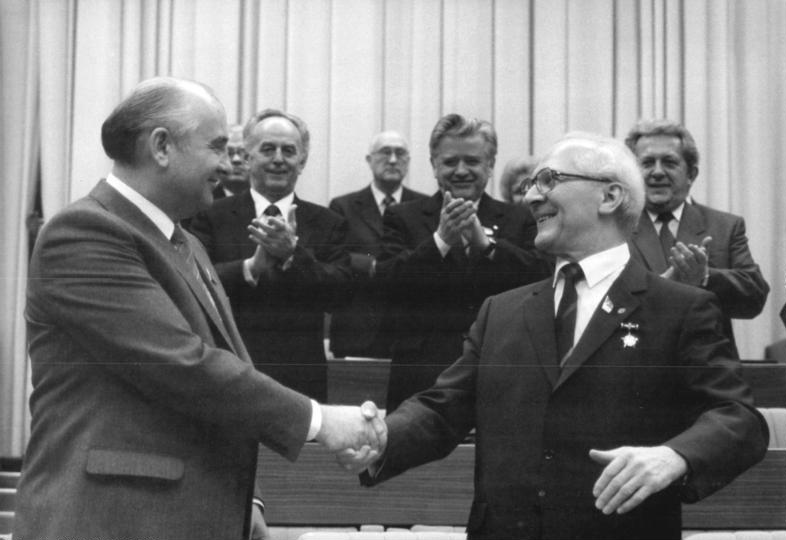 28 02 bundesarchiv bild 183-1986-0421-049 berlin xi  sed-parteitag