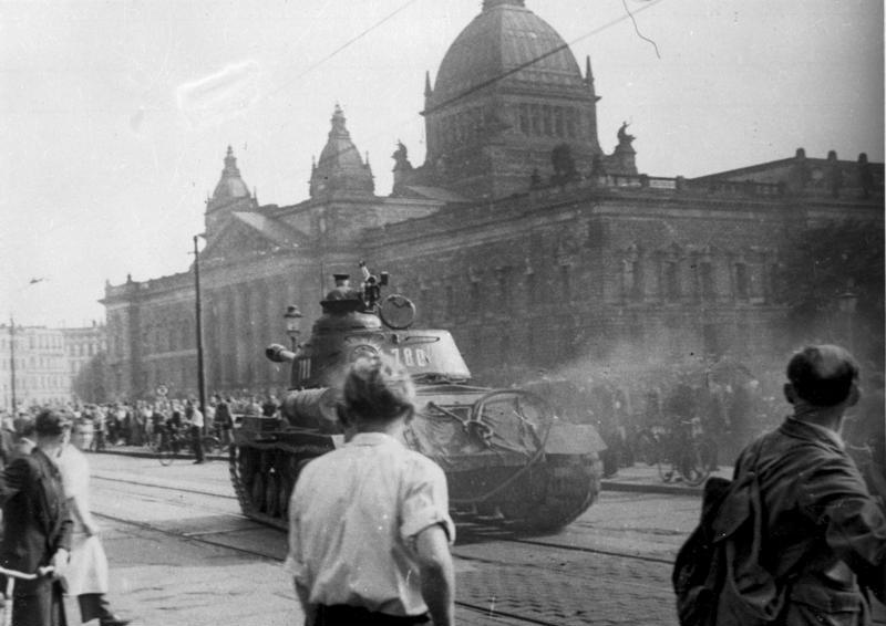 17 02 bundesarchiv bild 175 14676 leipzig reichsgericht russischer panzer