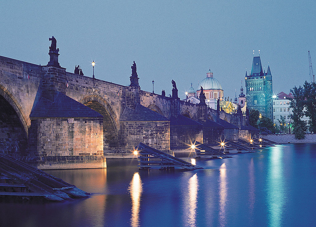 09 01 prague charles bridge night
