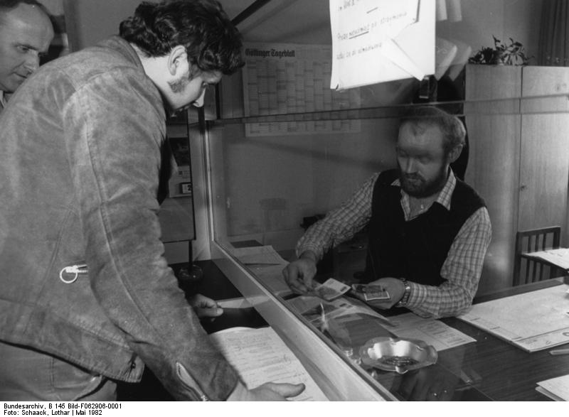 26 02 bundesarchiv b 145 bild-f062906-0001 lager friedland ausgabe von begrungsgeld
