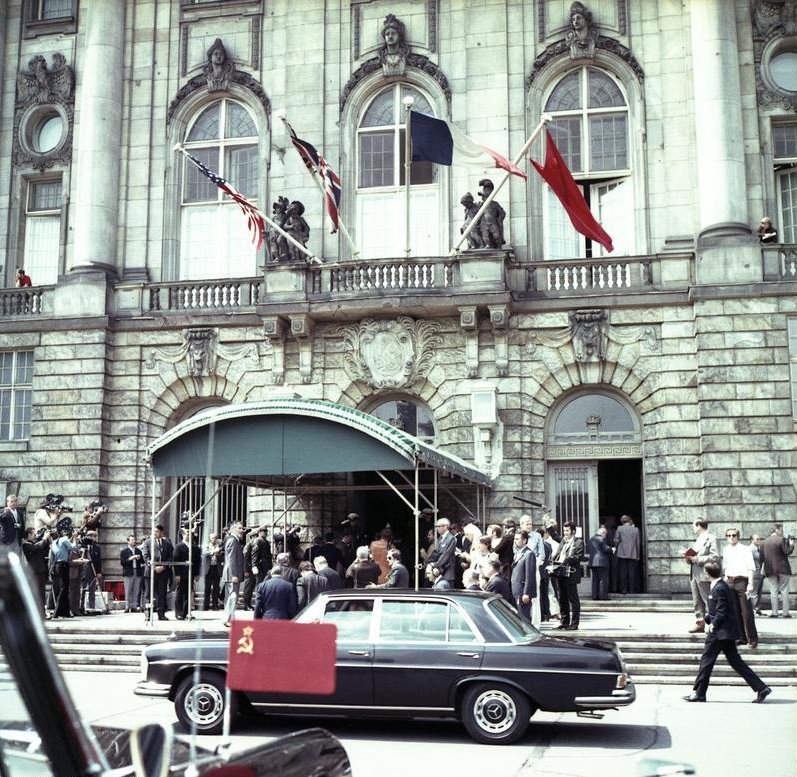 03 01 bundesarchiv bild 183-l0603-406 berlin-kontrollratsgebude viermchteabkommen