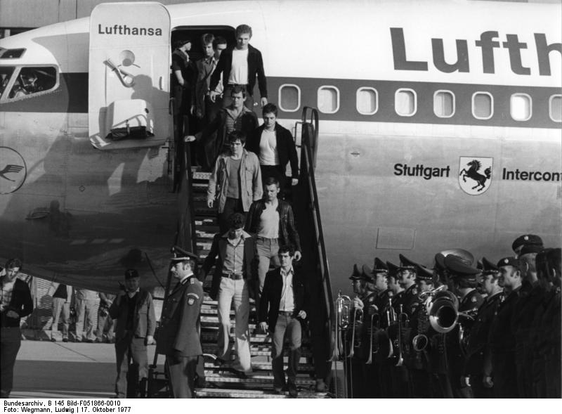 18 02 bundesarchiv b 145 bild-f051866-0010  landshut -entfhrung rckkehr gsg 9