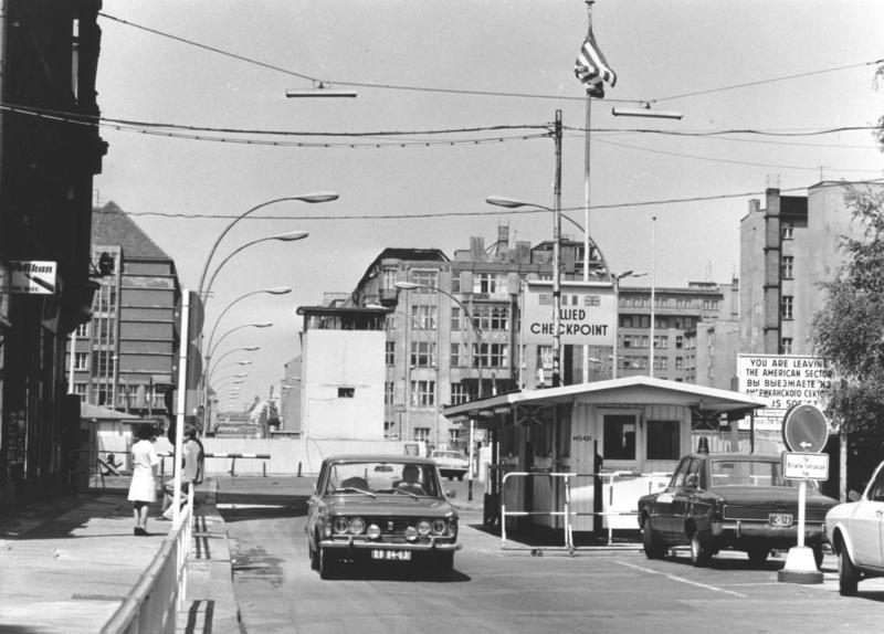 27 01 bundesarchiv bild 146-1997-016-31 berlin checkpoint charlie